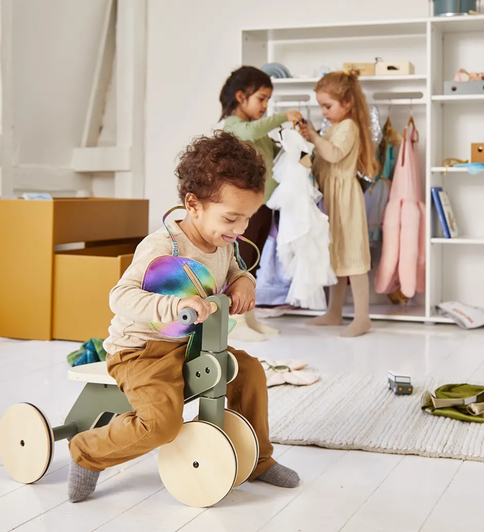 Løbecykel - Indendørs - Træ - Play - Dusty Green/Birch Ply>Flexa Online