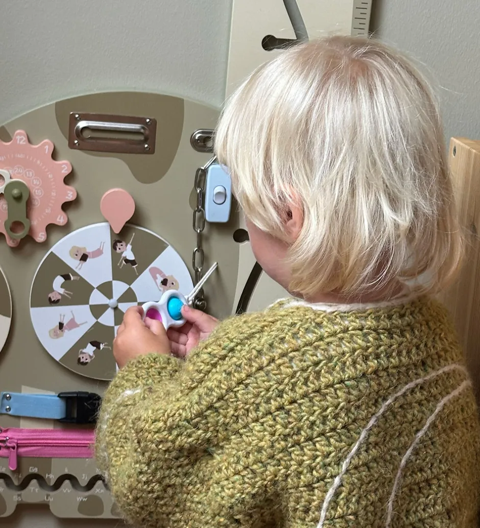 Aktivitetstavle m. Højdemåler - Langhals - 135cm>Hemmingsen Kids Sale